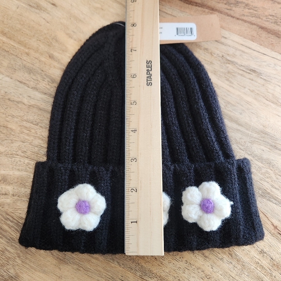 Steve Madden Knitted Women's Hat With Three Knitted Cream and Purple Flowers - Picture 10 of 12